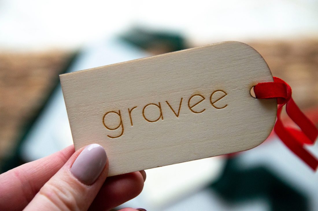 Dřevěné visačky s gravírovaným logem a barevnou stužkou